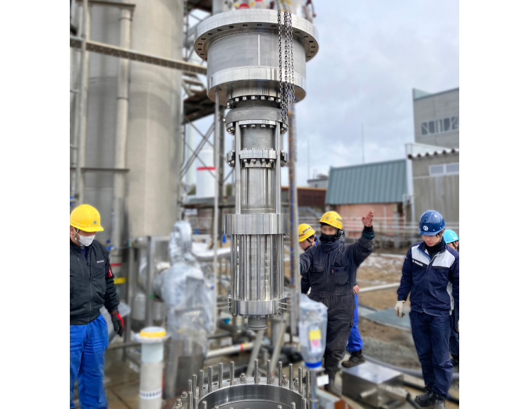 JAXAでの運転試験（ポンプの据付）の様子の写真