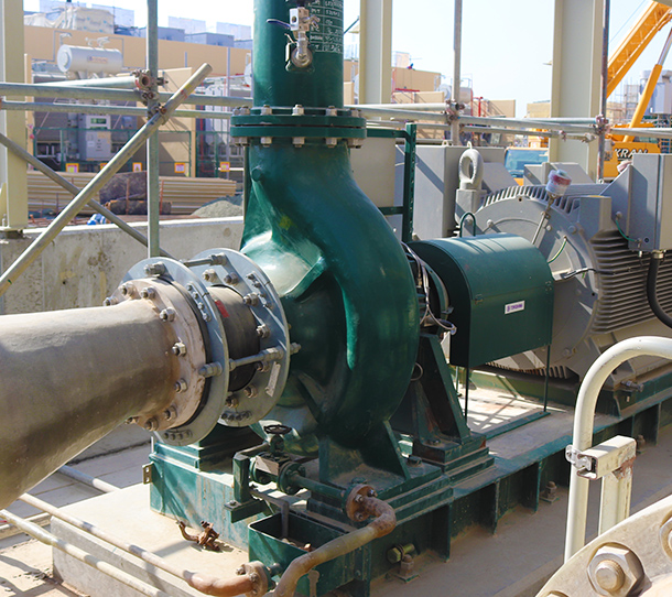 海水淡水化プラントでの高圧海水供給ポンプ（CAW）納入事例イメージ