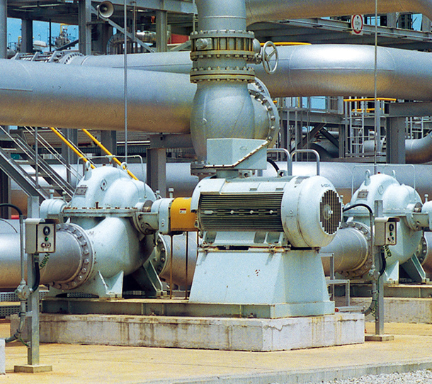 石油化学プラントでの冷却水ポンプ納入事例イメージ