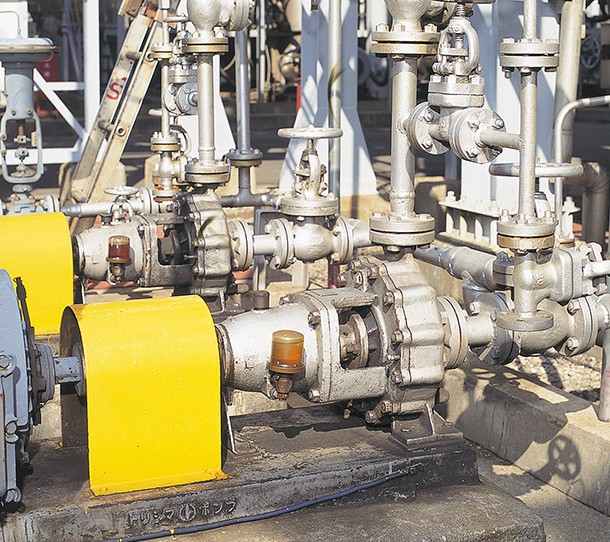 下化学プラントでの原料移送ポンプ