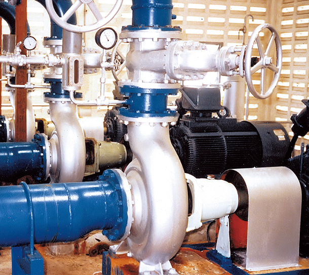 石油精製プラントでの冷却水ポンプ納入事例イメージ
