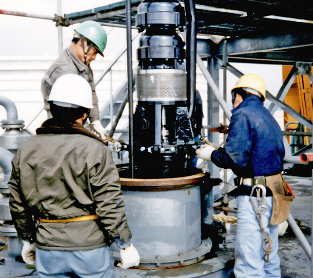 石油備蓄プラントでの底引きポンプ納入事例イメージ